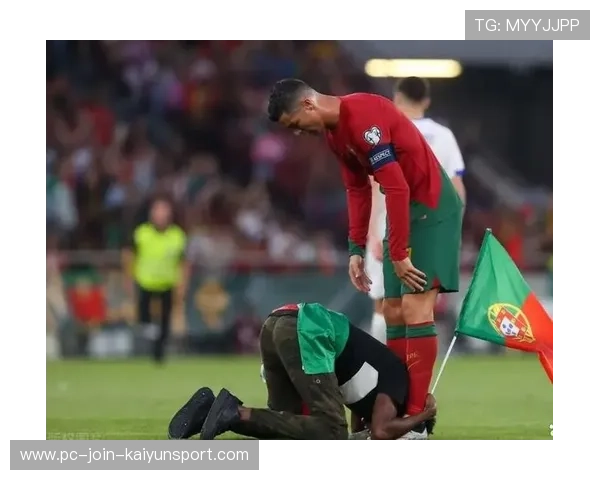 NBA球迷冲进场庆祝，被安保五人按住