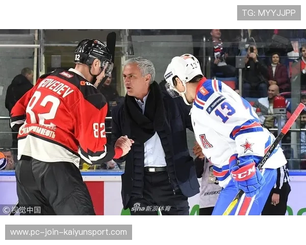 冰球运动员滑倒撞翻广告牌，广告牌更火了