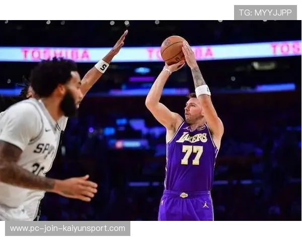 东契奇六犯离场情绪拉满：一场比赛里的热血与争议