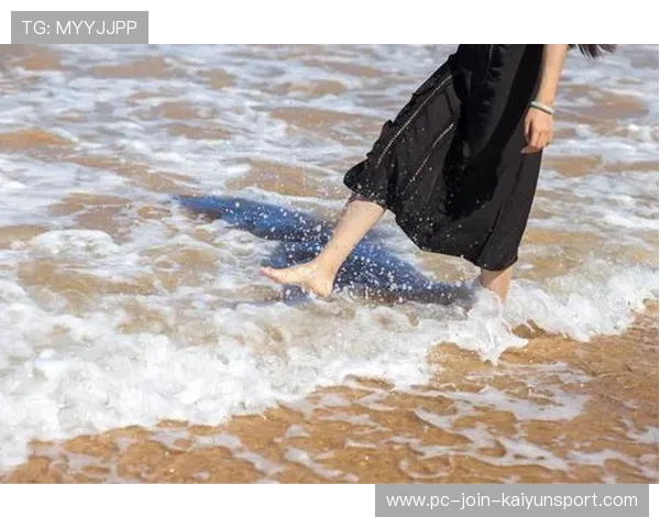 冲浪教练徒手救人登热搜，海滩游客集体致敬