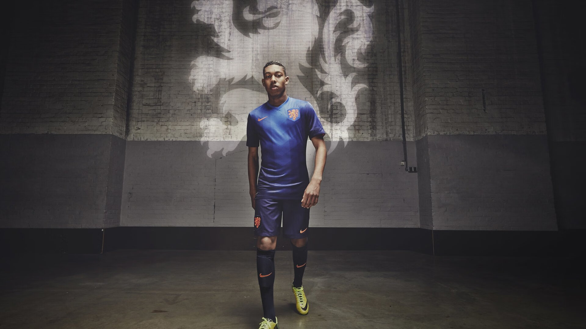 中国马拉松锦标赛南京长江站 万人跨江而跑横跨三桥成壮观景象，马拉松南京2020路线